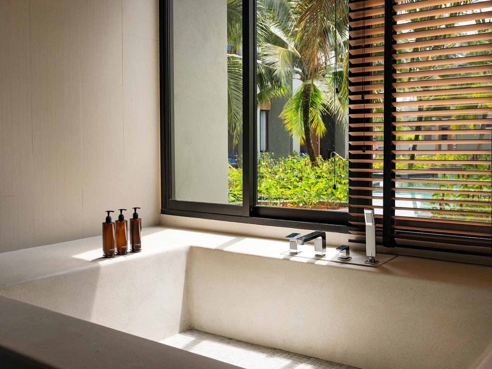 Wohnbeispiel Deluxe Suite Pool Access Jacuzzi