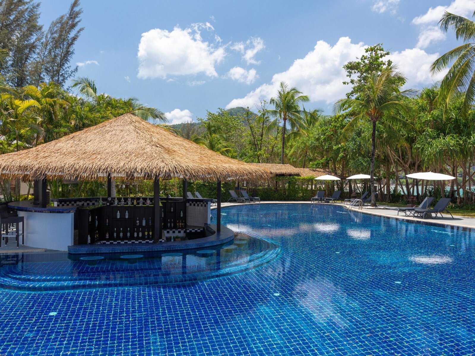 Poolbar by the sea