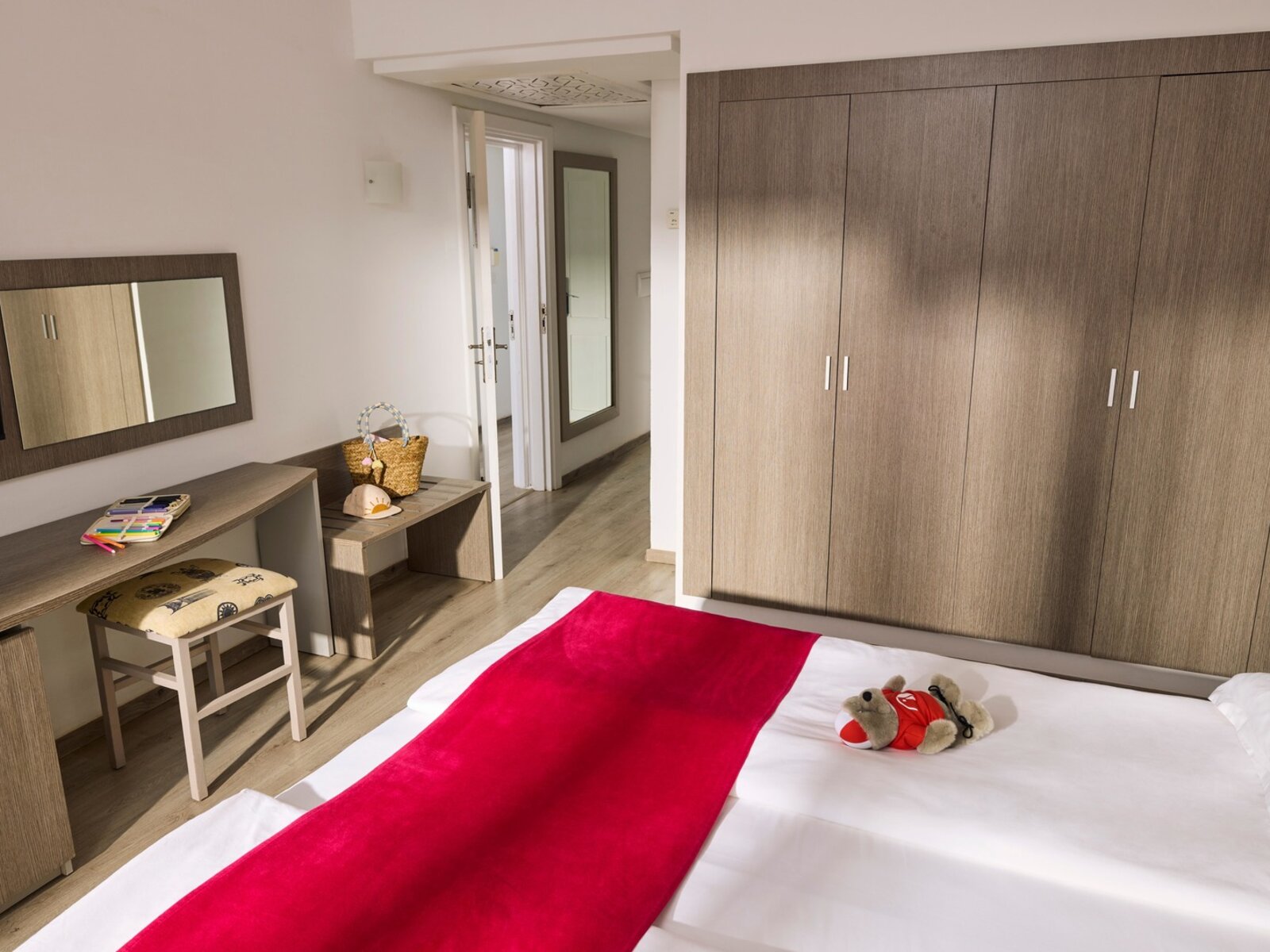 Wohnbeispiel Family Double Room Sea View Connecting Door