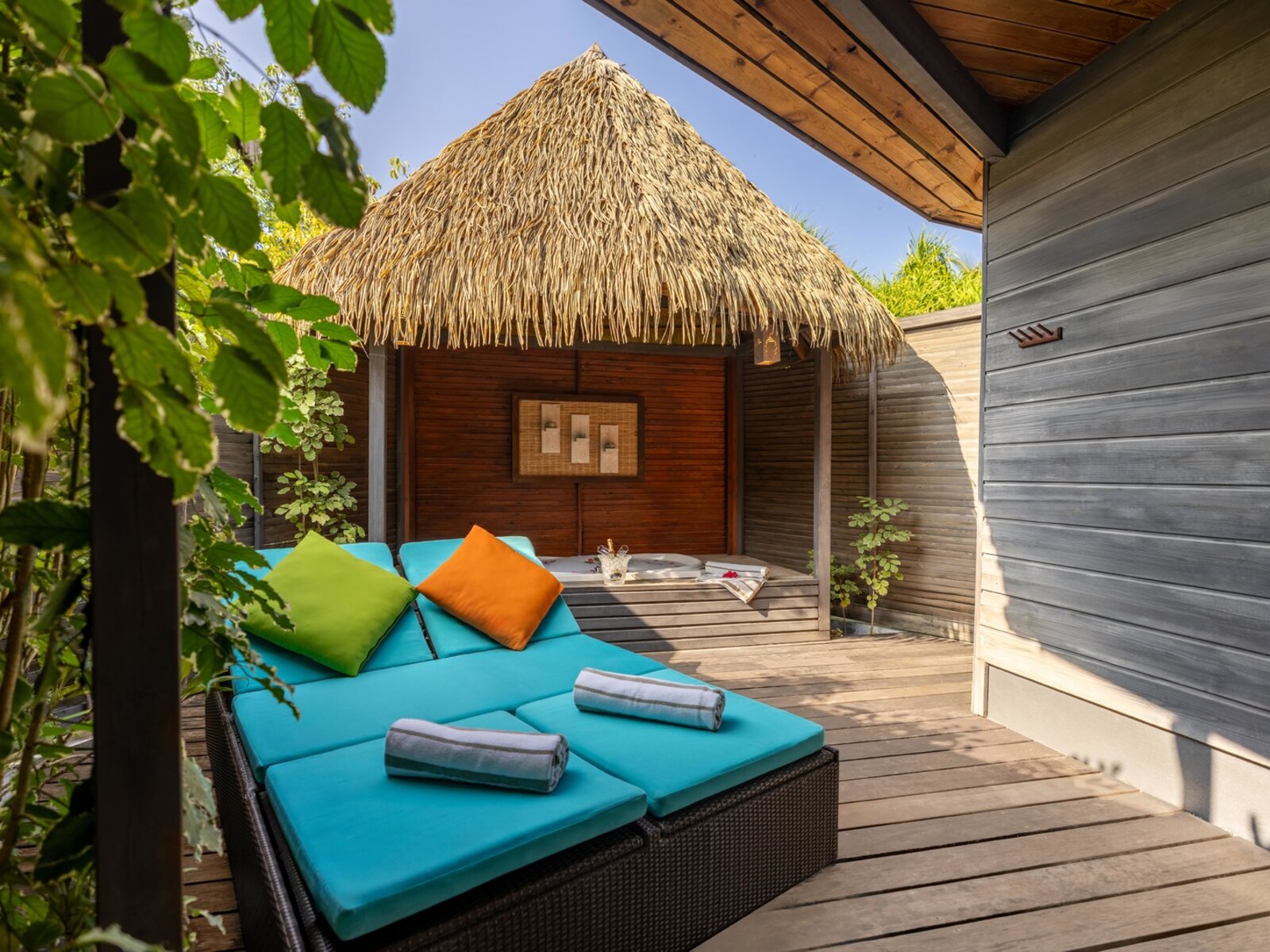 Wohnbeispiel Sangu Jacuzzi Beach Villa