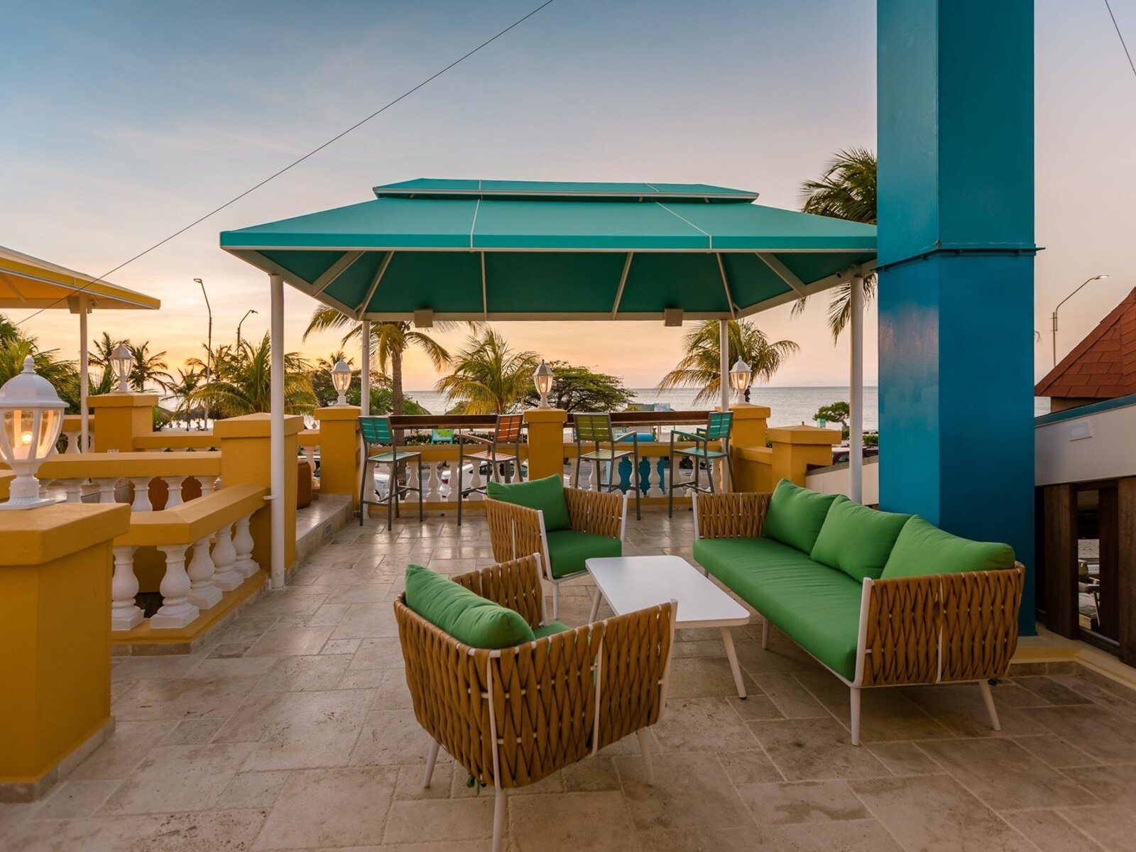 Horizons Bar