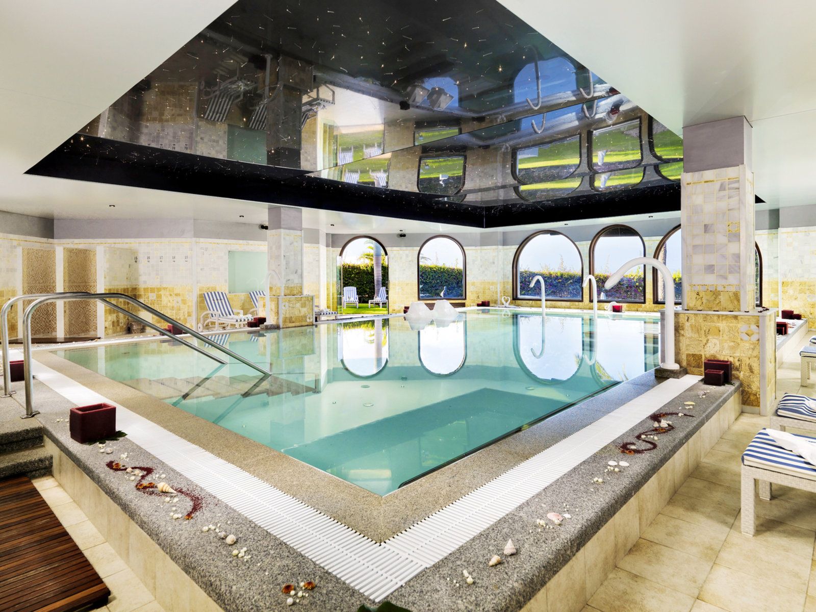 Thalasso Indoor Pool 34ºC