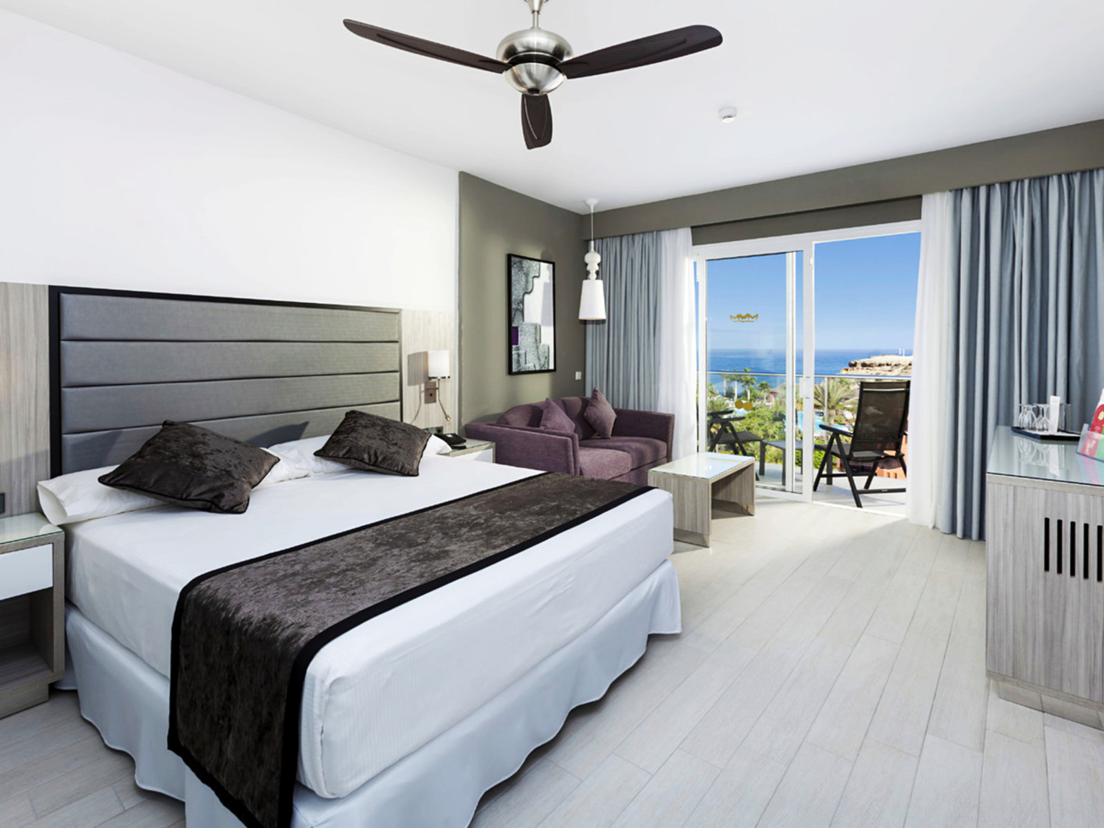 Wohnbeispiel Family Room 2 Bedrooms with Sea View