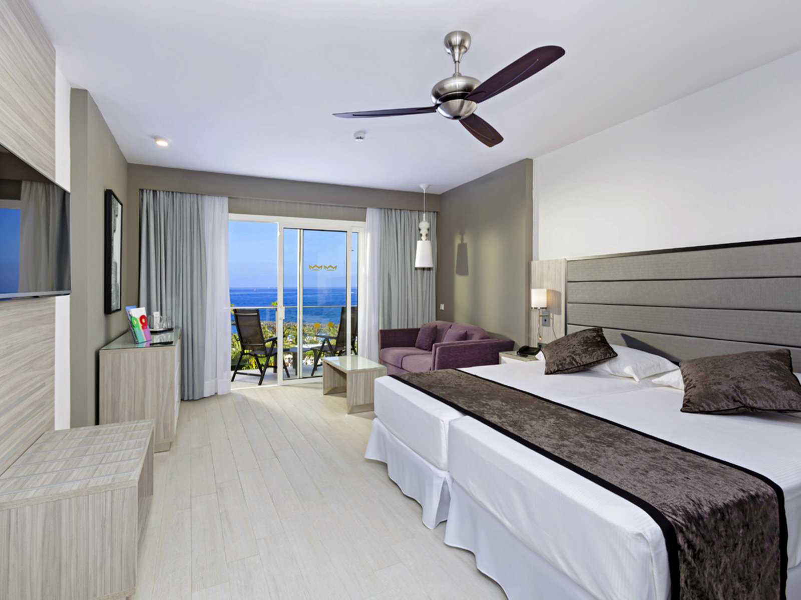 Wohnbeispiel Large Double Room with Sea View