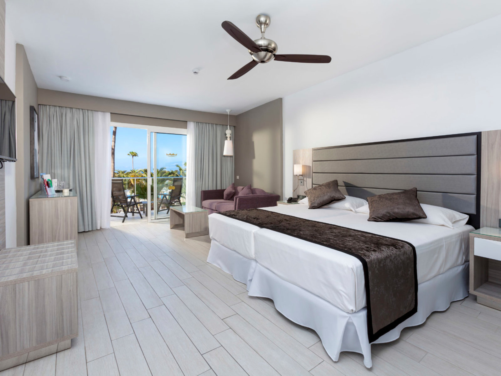 Wohnbeispiel Large Double Room with Partial Sea View